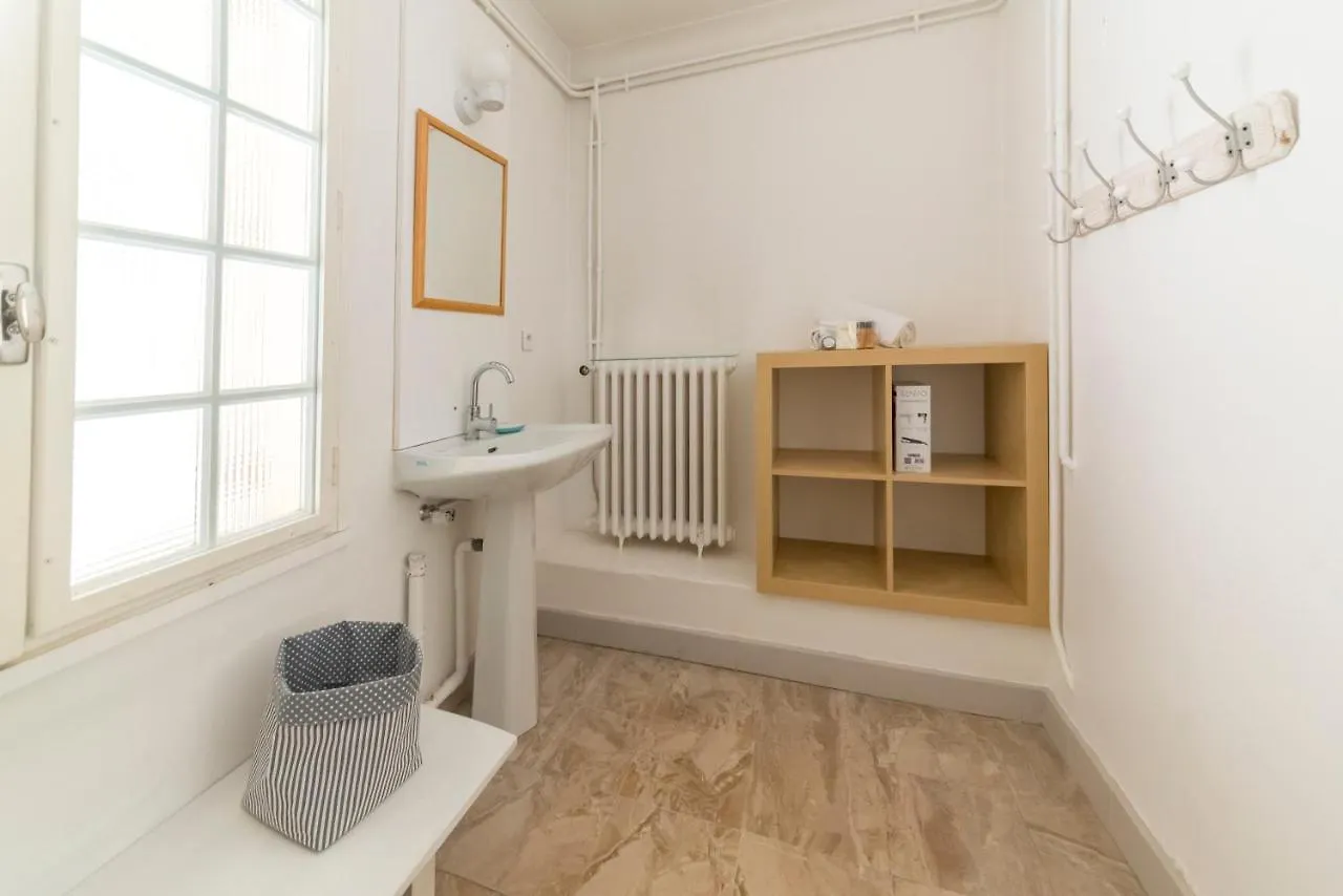 Appartement De Charme - Vue Sur Remparts - Wifi Gratuit - Parking Payant A Proximite Avignon France