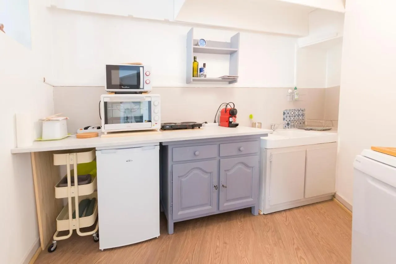 Appartement De Charme - Vue Sur Remparts - Wifi Gratuit - Parking Payant A Proximite Avignon