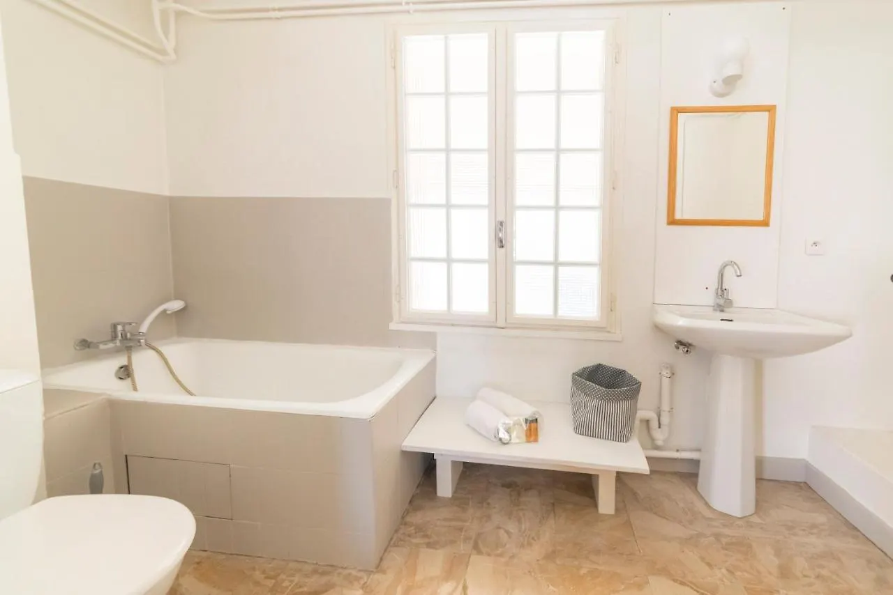 Appartement De Charme - Vue Sur Remparts - Wifi Gratuit - Parking Payant A Proximite Avignon 0*,  France