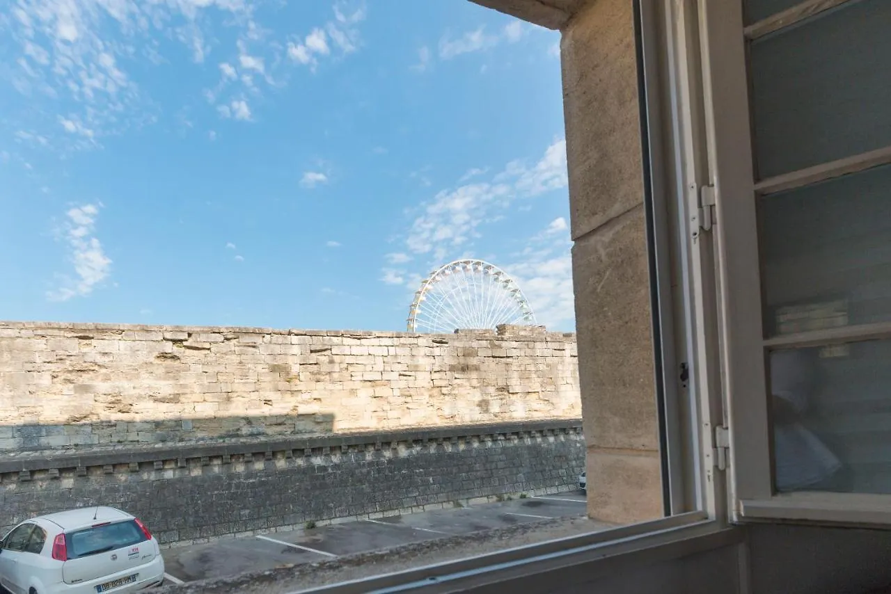 Appartement De Charme - Vue Sur Remparts - Wifi Gratuit - Parking Payant A Proximite Avignon 0*,  France